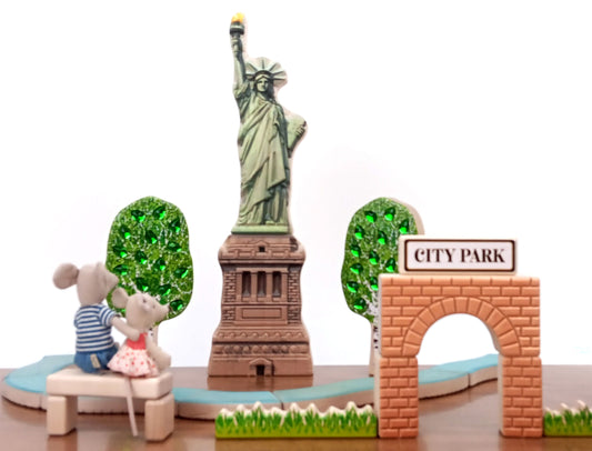 LIMITED! Statue of Liberty with Pedestal
